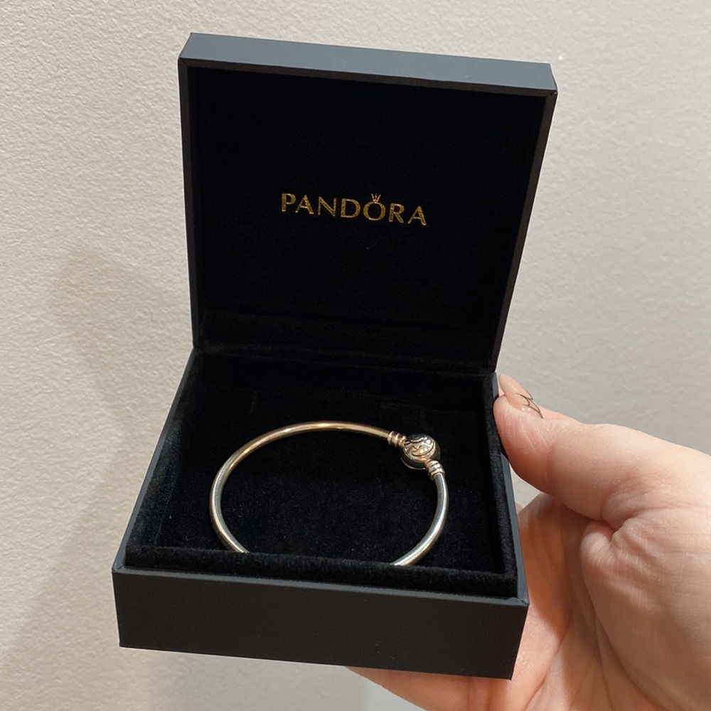 Brand new, Retired Disney’s lion king Pandora bracelet. Only worn to try on.